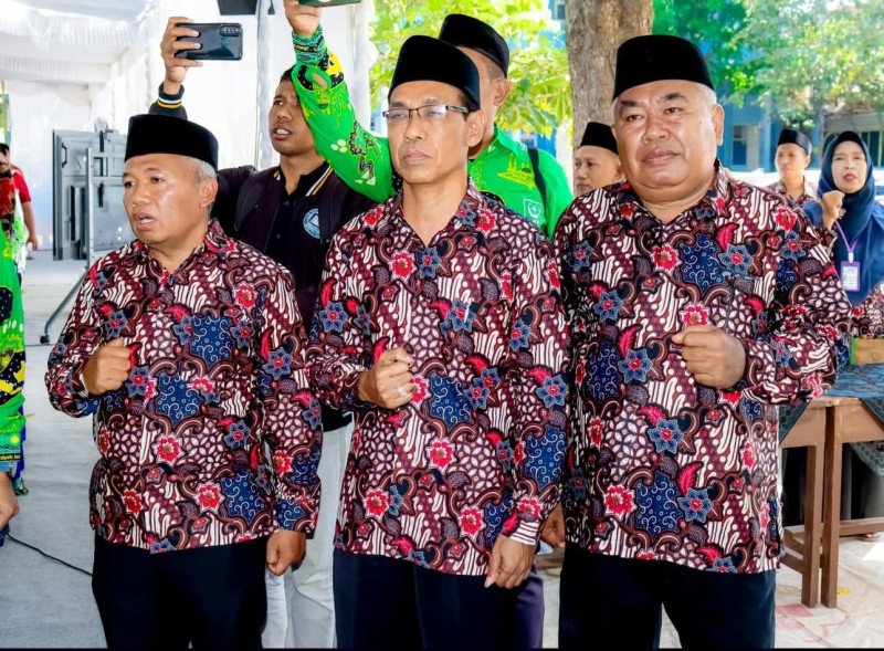 Foto Pimpinan YTI NWDI Wanasa (Dari Kiri Ke Kanan): Lalu Abdul Hafidz, S.Ag., MM (Bendahara), H. Lalu Miftahussurur, S.Ag (Ketua), Drs. H. L. Moh. Hidlir, M.Pd (Kabid) (Humas YTI NWDI Wanasaba) Foto Pimpinan YTI NWDI Wanasa (Dari Kiri Ke Kanan): Lalu Abdul Hafidz, S.Ag., MM (Bendahara), H. Lalu Miftahussurur, S.Ag (Ketua), Drs. H. L. Moh. Hidlir, M.Pd (Kabid) (Humas YTI NWDI Wanasaba)